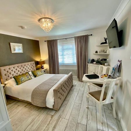 The Knightwood Oak A Luxury King Size En-Suite Space - Lymington New Forest With Totally Private Entrance - Key Box Entry - Free Parking & Private Outdoor Seating Area - Town ,Shops , Pubs & Solent Way Walking Distance & Complimentary Breakfast Items Exteriör bild