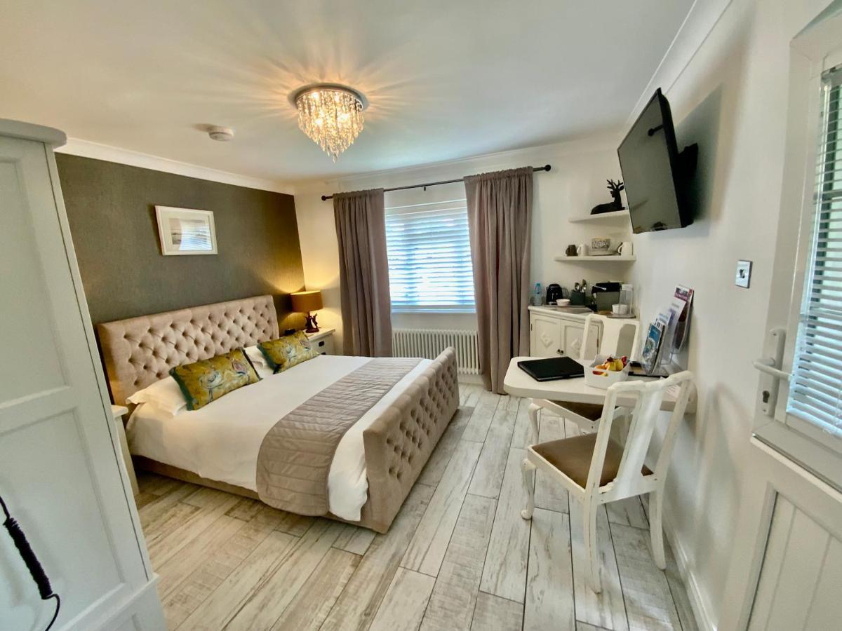 The Knightwood Oak A Luxury King Size En-Suite Space - Lymington New Forest With Totally Private Entrance - Key Box Entry - Free Parking & Private Outdoor Seating Area - Town ,Shops , Pubs & Solent Way Walking Distance & Complimentary Breakfast Items Exteriör bild