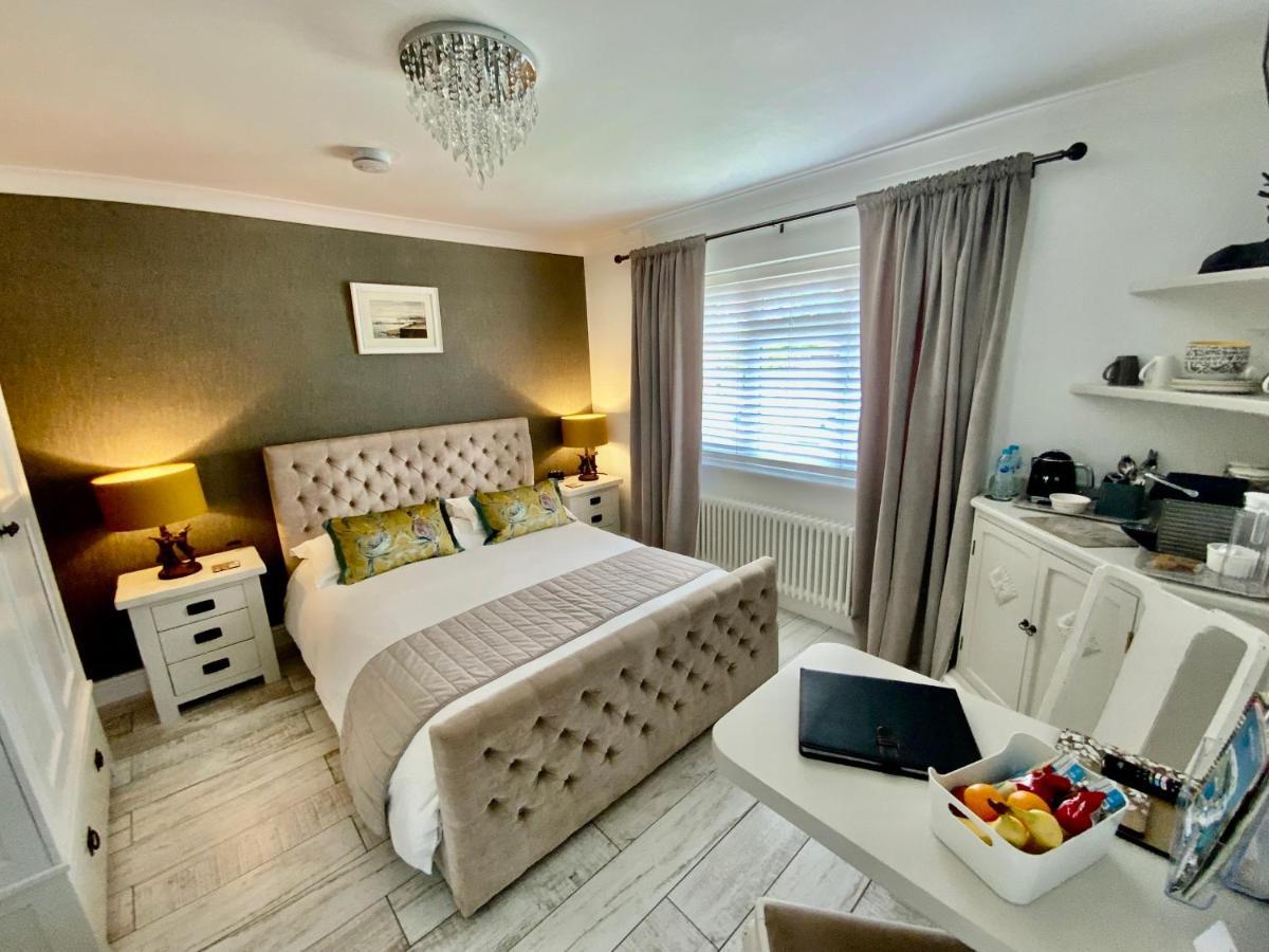 The Knightwood Oak A Luxury King Size En-Suite Space - Lymington New Forest With Totally Private Entrance - Key Box Entry - Free Parking & Private Outdoor Seating Area - Town ,Shops , Pubs & Solent Way Walking Distance & Complimentary Breakfast Items Exteriör bild