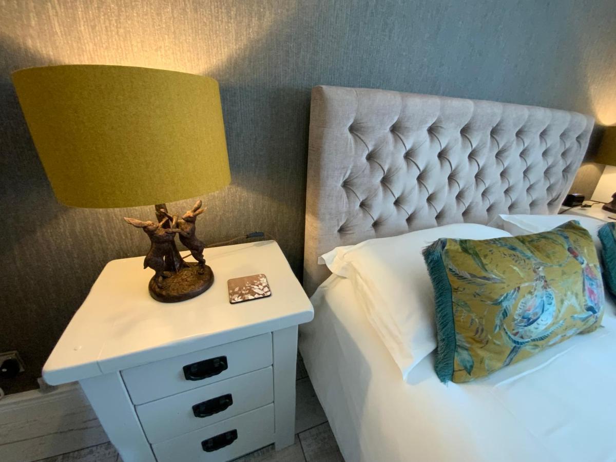 The Knightwood Oak A Luxury King Size En-Suite Space - Lymington New Forest With Totally Private Entrance - Key Box Entry - Free Parking & Private Outdoor Seating Area - Town ,Shops , Pubs & Solent Way Walking Distance & Complimentary Breakfast Items Exteriör bild