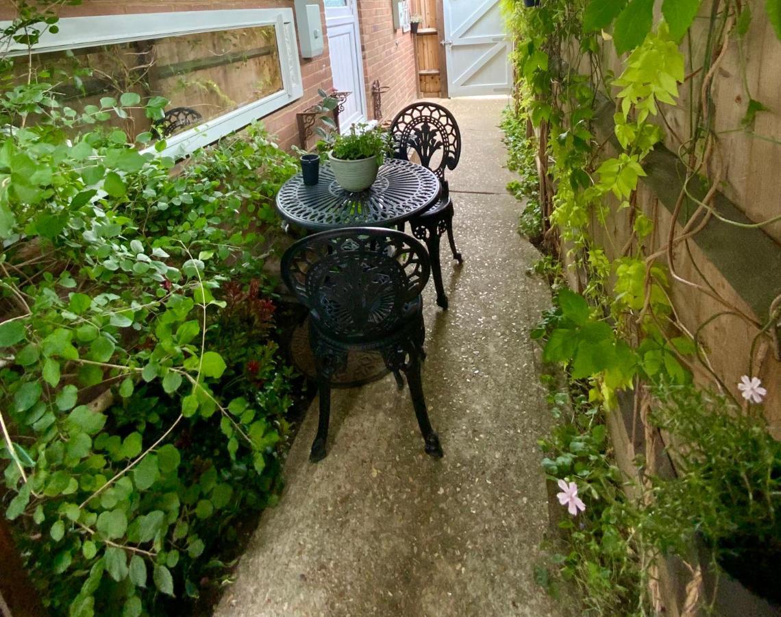 The Knightwood Oak A Luxury King Size En-Suite Space - Lymington New Forest With Totally Private Entrance - Key Box Entry - Free Parking & Private Outdoor Seating Area - Town ,Shops , Pubs & Solent Way Walking Distance & Complimentary Breakfast Items Exteriör bild