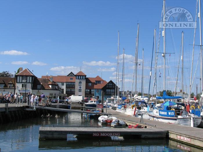 The Knightwood Oak A Luxury King Size En-Suite Space - Lymington New Forest With Totally Private Entrance - Key Box Entry - Free Parking & Private Outdoor Seating Area - Town ,Shops , Pubs & Solent Way Walking Distance & Complimentary Breakfast Items Exteriör bild