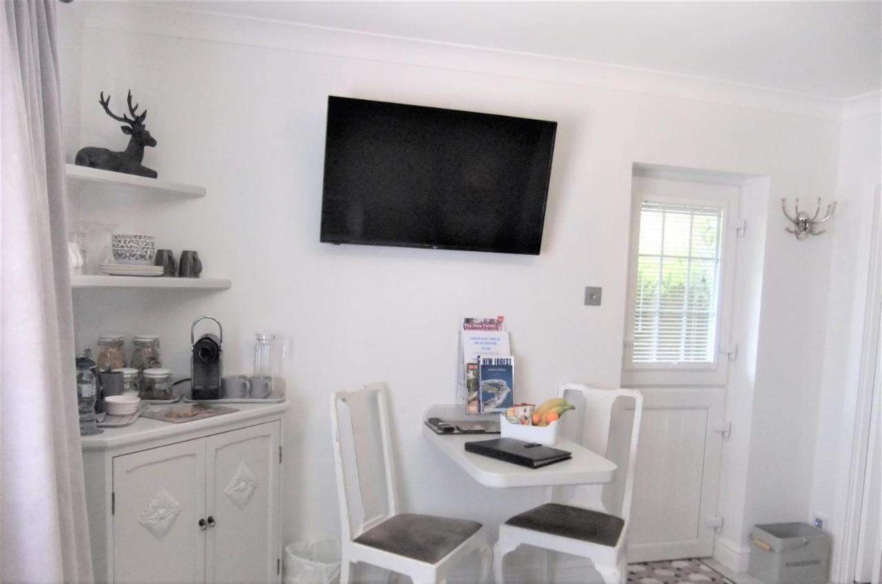 The Knightwood Oak A Luxury King Size En-Suite Space - Lymington New Forest With Totally Private Entrance - Key Box Entry - Free Parking & Private Outdoor Seating Area - Town ,Shops , Pubs & Solent Way Walking Distance & Complimentary Breakfast Items Exteriör bild